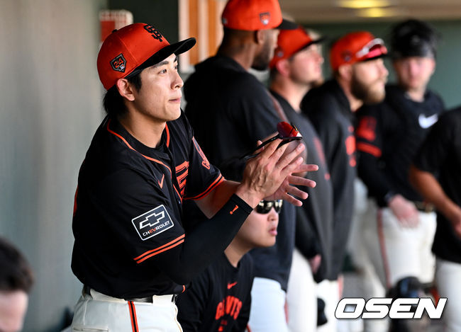 2일(한국시간) 미국 애리조나주 스코츠데일 스타디움에서 2024 메이저리그 시범경기 샌프란시스코 자이언츠와 텍사스 레인저스의 경기가 진행됐다.샌프란시스코 자이언츠 이정후가 동료들에게 박수를 보내고 있다. 2024.03.02 /sunday@osen.co.kr