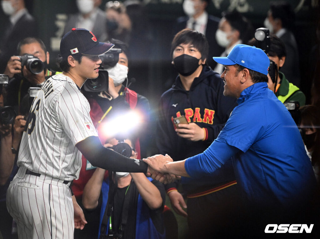 16일 도쿄 도쿄돔에서 2023 WBC(월드베이스볼클래식) 8강전 일본과 이탈리아의 경기가 벌어져 오타니를 선발로 내세운 일본이 9-3으로 승리했다.4강에 진출한 일본 오타니가 피아자 감독에게 인사를 하고 있다.2023.03.16/spjj@osen.co.kr