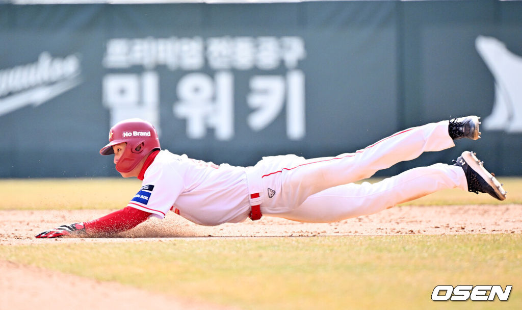 17일 오후 인천 SSG랜더스필드에서 ‘2024 신한 SOL Bank KBO리그’ 시범경기 SSG 랜더스와 두산 베어스의 경기가 열렸다. 7회말 1사 주자 1루 SSG 조형우 타석에서 1루 주자 박지환이 2루 도루를 시도하고 있다. 2024.03.17 / rumi@osen.co.kr