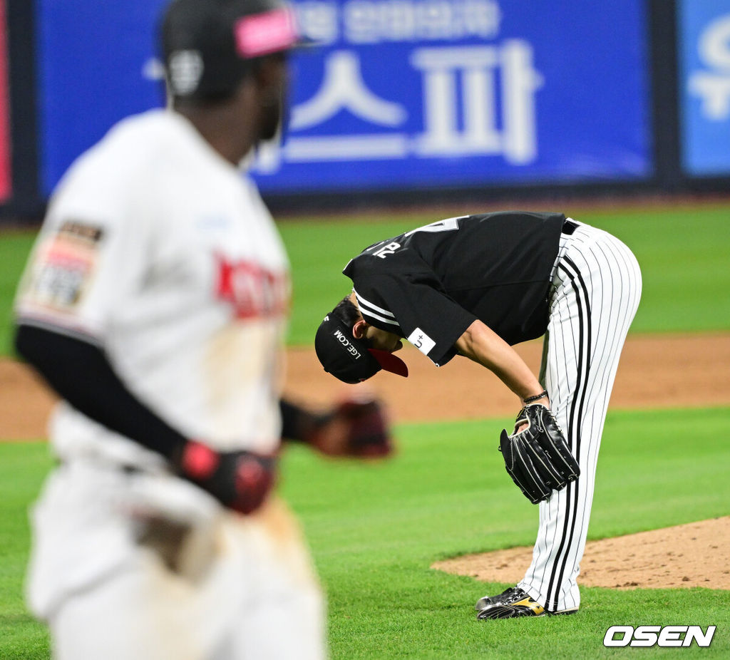 10일 오후 수원 KT위즈파크에서 ‘2023 신한은행 SOL KBO 포스트시즌 한국시리즈’ 3차전 KT 위즈와 LG 트윈스의 경기가 열렸다. 4회초 2사 만루 상황 KT 김상수를 외야 뜬공으로 이끌며 실점없이 이닝을 막아낸 LG 투수 김진성이 더그아웃으로 향하며 숨을 고르고 있다. 2023.11.10 / dreamer@osen.co.kr