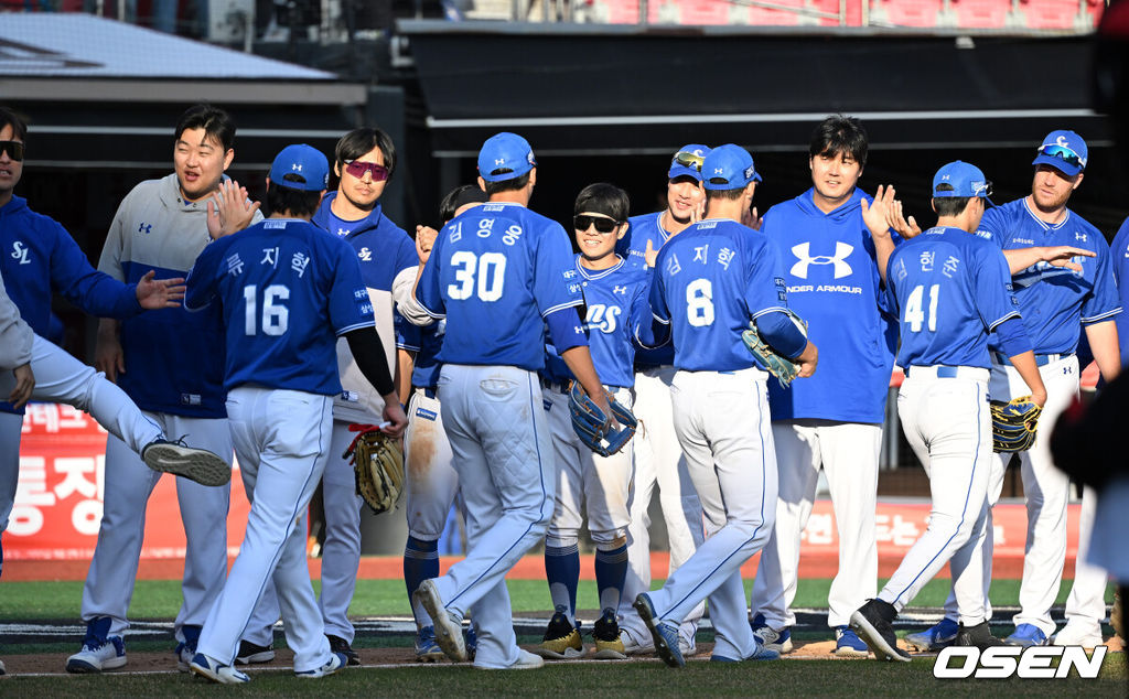 삼성 라이온즈가 ‘우승 후보’ KT 위즈를 상대로 간신히 개막 2연전을 싹쓸이했다.삼성 라이온즈는 24일 수원KT위즈파크에서 열린 2024 신한 SOL뱅크 KBO리그 KT 위즈와의 시즌 2차전에서 11-8 진땀승을 거뒀다.삼성은 적지에서 펼쳐진 개막 2연전을 모두 따내며 산뜻하게 2024시즌을 출발했다. 반면 LG 트윈스, KIA 타이거즈와 함께 우승 후보 그룹에 포함된 KT는 2연패에 빠졌다.경기 종료 후 삼성 선수들이 승리의 기쁨을 나누고 있다. 2024.03.24 /sunday@osen.co.kr