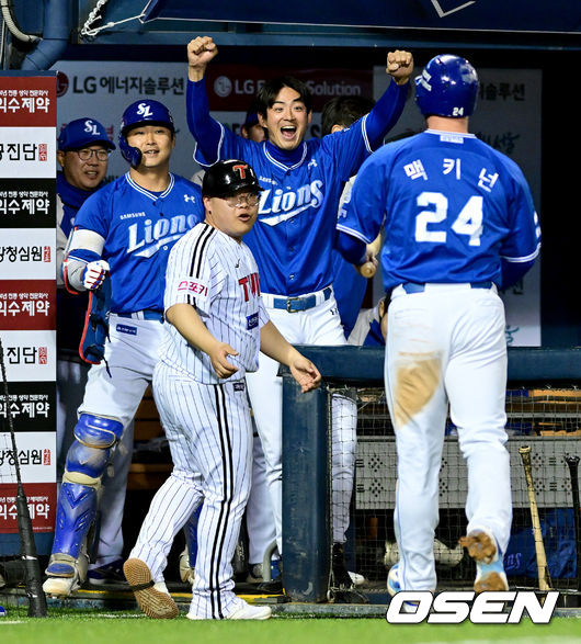 26일 오후 서울 잠실야구장에서 ‘2024 신한 SOL Bank KBO리그’ LG 트윈스와 삼성 라이온즈의 경기가 열렸다.6회초 2사 1, 3루 상황 삼성 류지혁의 역전 1타점 적시타 때 홈을 밟은 맥키넌이 박진만 감독-구자욱과 인사를 나누고 있다. 2024.03.26 / dreamer@osen.co.kr