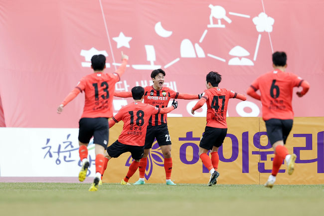 [사진] 강원 세리머니 / 한국프로축구연맹.