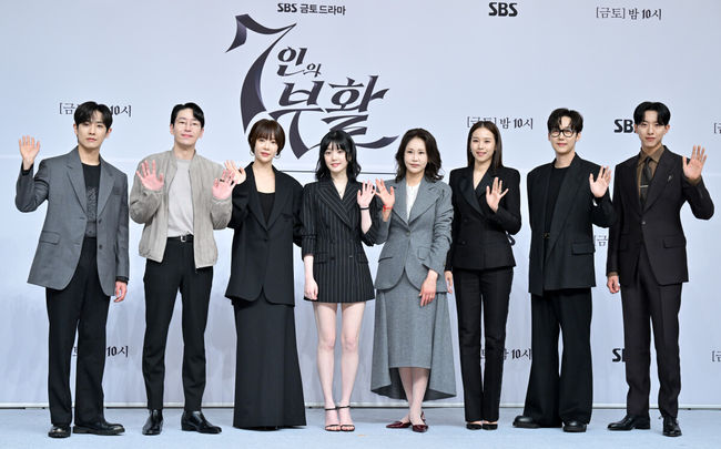 SBS ‘7인의 부활’ 제작발표회가 27일 오후 서울 양천구 SBS에서 열렸다.오는 29일 첫 방송되는 SBS 새 금토드라마 ‘7인의 부활’(연출 오준혁·오송희, 극본 김순옥)은 리셋된 복수의 판, 다시 태어난 7인의 처절하고도 강렬한 공조를 그린다. 배우 배우 이준, 엄기준, 황정음, 이유비, 신은경, 조윤희, 윤종훈, 이정신이 포즈를 취하고 있다. 2024.03.27 / cej@osen.co.kr 