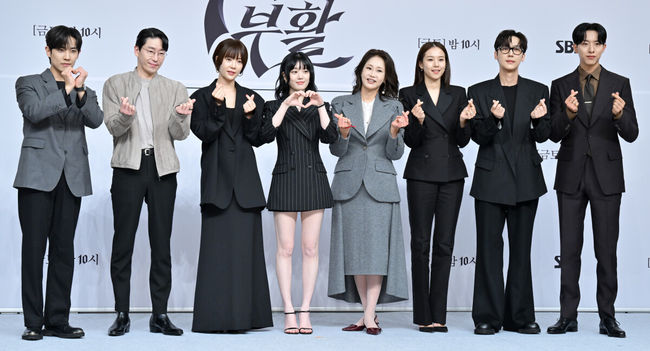 SBS ‘7인의 부활’ 제작발표회가 27일 오후 서울 양천구 SBS에서 열렸다.오는 29일 첫 방송되는 SBS 새 금토드라마 ‘7인의 부활’(연출 오준혁·오송희, 극본 김순옥)은 리셋된 복수의 판, 다시 태어난 7인의 처절하고도 강렬한 공조를 그린다. 배우 배우 이준, 엄기준, 황정음, 이유비, 신은경, 조윤희, 윤종훈, 이정신이 포즈를 취하고 있다. 2024.03.27 / cej@osen.co.kr