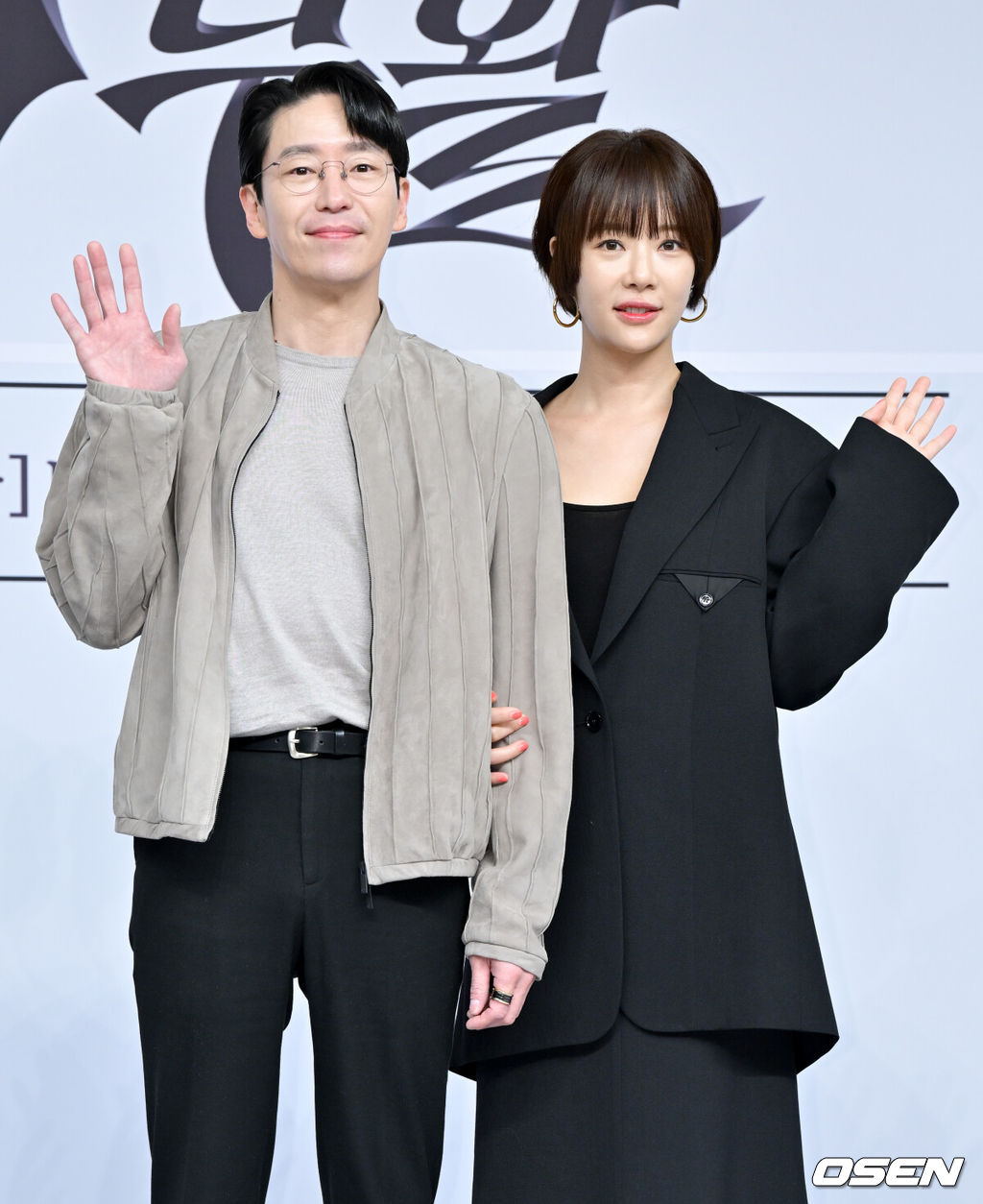 SBS ‘7인의 부활’ 제작발표회가 27일 오후 서울 양천구 SBS에서 열렸다.오는 29일 첫 방송되는 SBS 새 금토드라마 ‘7인의 부활’(연출 오준혁·오송희, 극본 김순옥)은 리셋된 복수의 판, 다시 태어난 7인의 처절하고도 강렬한 공조를 그린다. 배우 엄기준, 황정음이 포즈를 취하고 있다. 2024.03.27 / cej@osen.co.kr