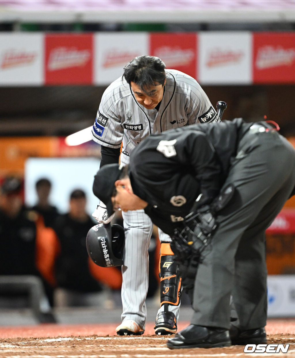 26일 오후 인천 SSG랜더스필드에서 ‘2024 신한 SOL Bank KBO리그’ SSG 랜더스와 한화 이글스의 경기가 열렸다.9회초 2사 1루에서 한화 김강민이 타석에 들어서며 팬들에게 인사를 하고 있다. 2024.03.26 /sunday@osen.co.kr