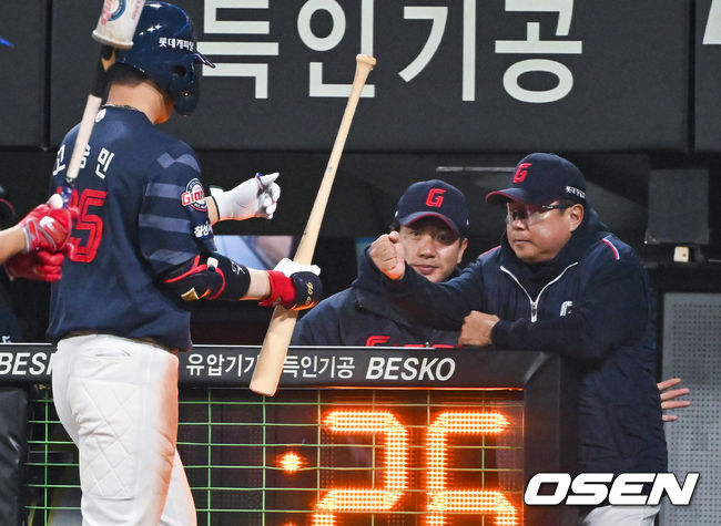 27일 광주-기아 챔피언스필드에서 '2024 프로야구 SOL bank KBO리그' KIA 타이거즈와 롯데 자이언츠와의 경기가 진행됐다.6회초 1사 롯데 고승민이 솔로홈런을 날린뒤 김태형 감독과 하이파이브를 하고 있다.    2024.03.27 / soul1014@osen.co.kr