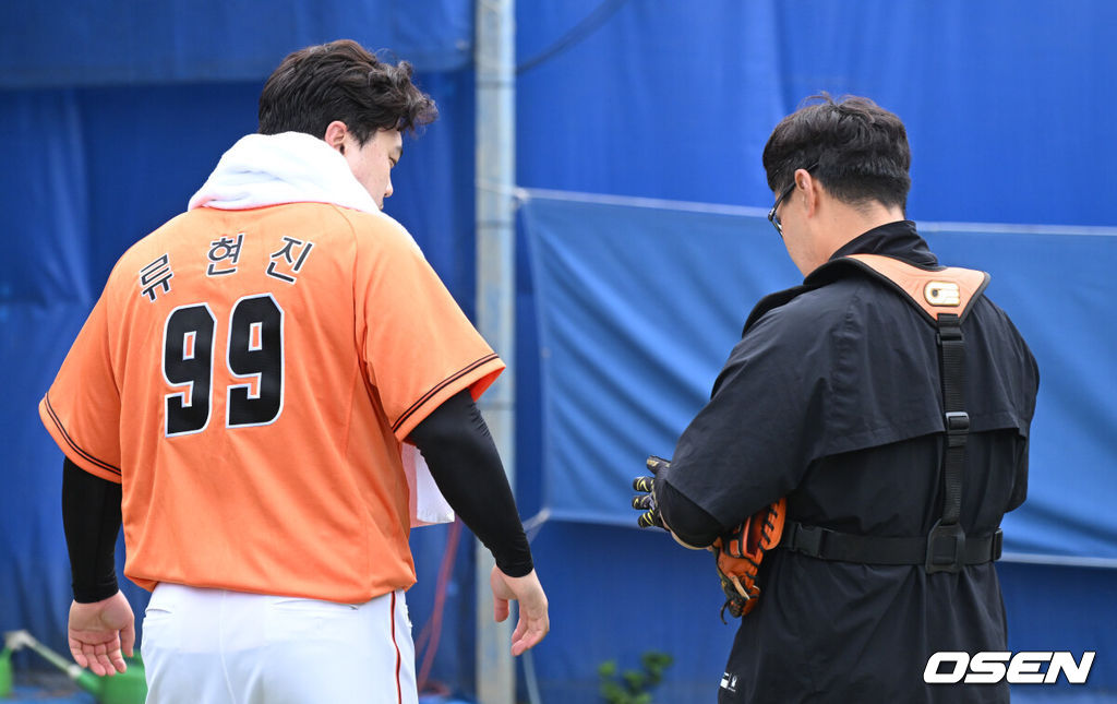  26일 일본 오키나와 온나손 아카마 구장에서 삼성 라이온즈와 한화 이글스의 연습경기가 열린다.한화 류현진이 이재원과 대화를 나누고 있다. 2024.02.26 /cej@osen.co.kr