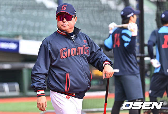 롯데 자이언츠 김태형 감독이 선수들의 훈련을 지켜보고 있다. 2024.03.29 / foto0307@osen.co.kr