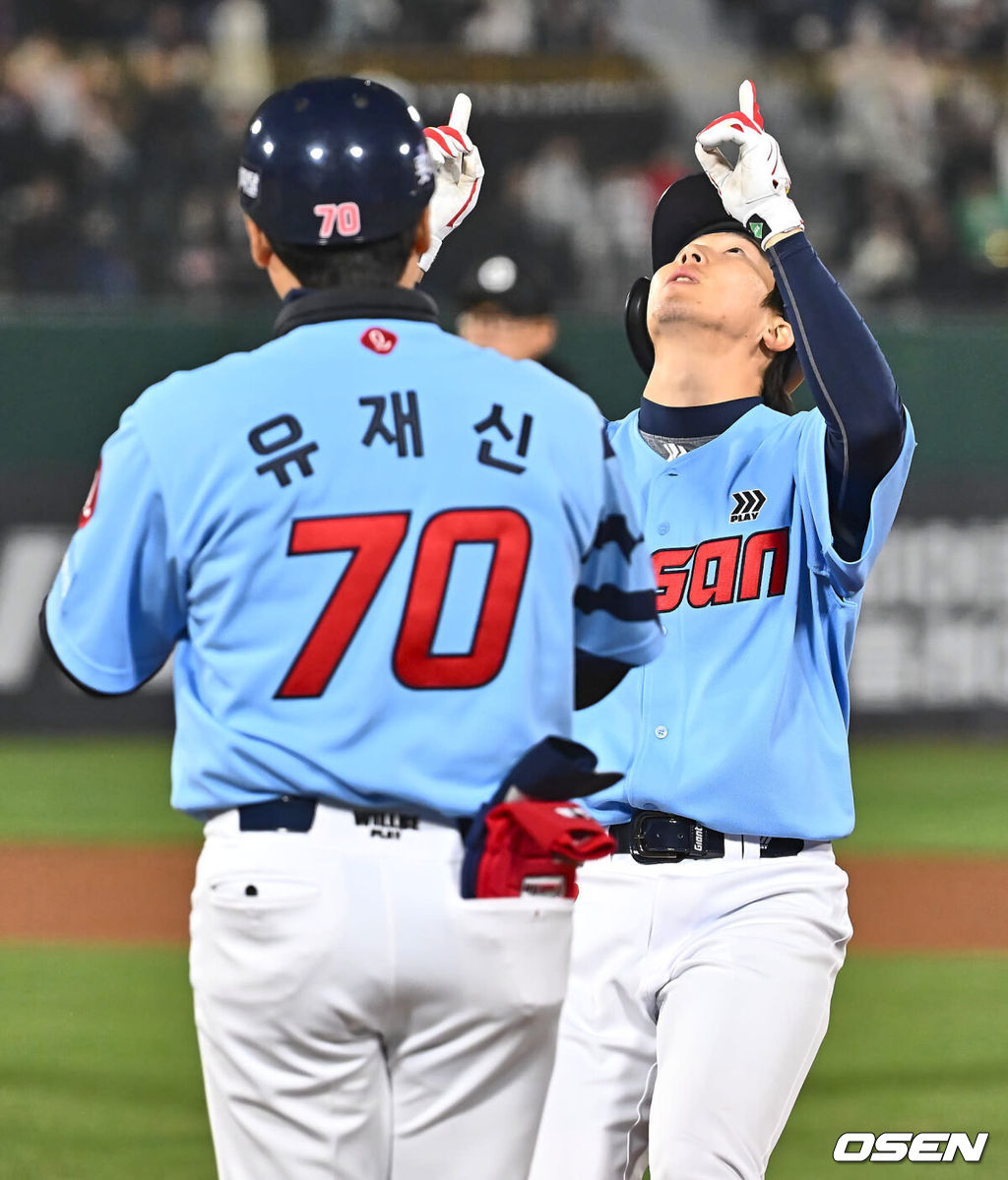 29일 부산 사직구장에서 2024 신한 SOL 뱅크 KBO 리그 롯데 자이언츠와 NC 다이노스의 경기가 열렸다. 롯데 자이언츠 최항이 6회말 2사 1,2루 역전 1타점 좌중간 안타를 치고 세리머니를 하고 있다. 2024.03.29 / foto0307@osen.co.kr