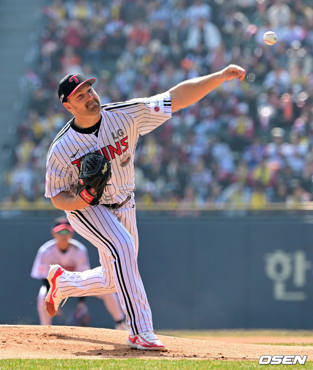 LG는 23일 서울 잠실구장에서 열린 2024시즌 KBO리그 개막전에서 한화에 8-2로 승리했다. LG는 시즌 첫 번째 선발 전원 안타를 기록했다. 1회초 LG 엔스가 역투하고 있다. 2024.03.23 /jpnews@osen.co.kr