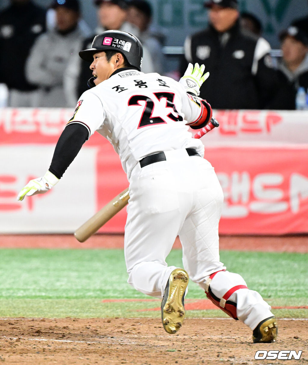 10일 오후 수원 KT위즈파크에서 ‘2023 신한은행 SOL KBO 포스트시즌 한국시리즈’ 3차전 KT 위즈와 LG 트윈스의 경기가 열렸다.5회말 2사 1,2루에서 KT 조용호가 역전 1타점 적시타를 날리고 있다. 2023.11.10 /jpnews@osen.co.kr