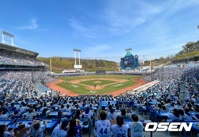 만원을 기록한 팬들이 응원을 하고 있다. 2023.04.01 / foto0307@osen.co.kr