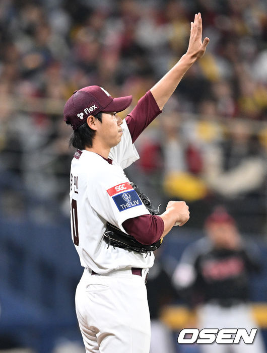 30일 오후 서울 고척스카이돔에서 ‘2024 신한 SOL Bank KBO리그’ 키움 히어로즈와 LG 트윈스의 경기가 열렸다.3회초 1사에서 키움 하영민이 LG 박해민을 플라이로 처리한 박수종에게 고마움을 표하고 있다. 2024.03.30 /sunday@osen.co.kr