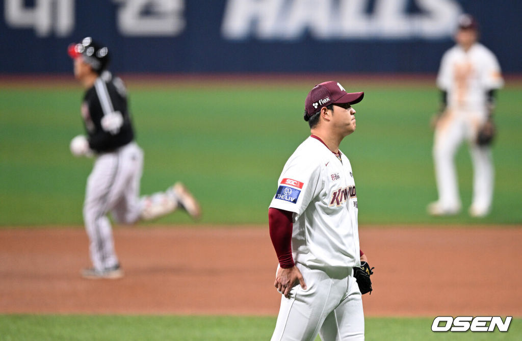 30일 오후 서울 고척스카이돔에서 ‘2024 신한 SOL Bank KBO리그’ 키움 히어로즈와 LG 트윈스의 경기가 열렸다.6회초 2사에서 키움 조상우가 LG 김현수에게 우월 솔로 홈런을 허용하고 아쉬워하고 있다. 2024.03.30 /sunday@osen.co.kr