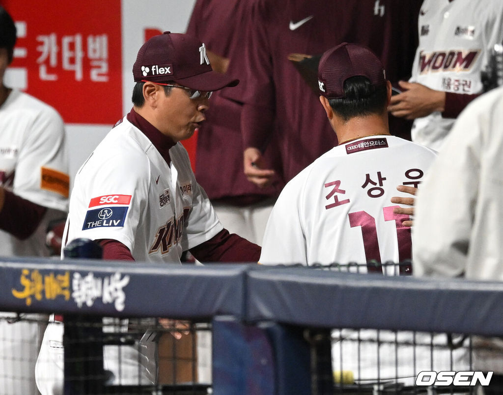 30일 오후 서울 고척스카이돔에서 ‘2024 신한 SOL Bank KBO리그’ 키움 히어로즈와 LG 트윈스의 경기가 열렸다.6회초 2사 1,2루에서 키움 홍원기 감독이 마운드에서 내려온 조상우를 격려하고 있다. 2024.03.30 /sunday@osen.co.kr