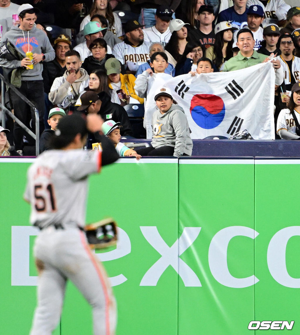 샌프란시스코 자이언츠 이정후(26)가 한국인 타자 중 최초로 데뷔 첫 2경기에서 모두 타점을 기록했다.이정후는 30일(한국시간) 미국 캘리포니아주 샌디에이고 펫코 파크에서 열린 2024시즌 메이저리그 샌디에이고 파드리스와의 경기에 1번 중견수로 선발출전해 5타수 2안타 1타점을 기록했다.샌프란시스코는 이정후의 활약에 힘입어 8-3으로 승리해 시즌 첫 승리를 거뒀다. 이정후가 수비를 위해 외야로 향하자 팬들이 태극기를 들고 응원을 하고 있다. 2024.03.30 /jpnews@osen.co.kr