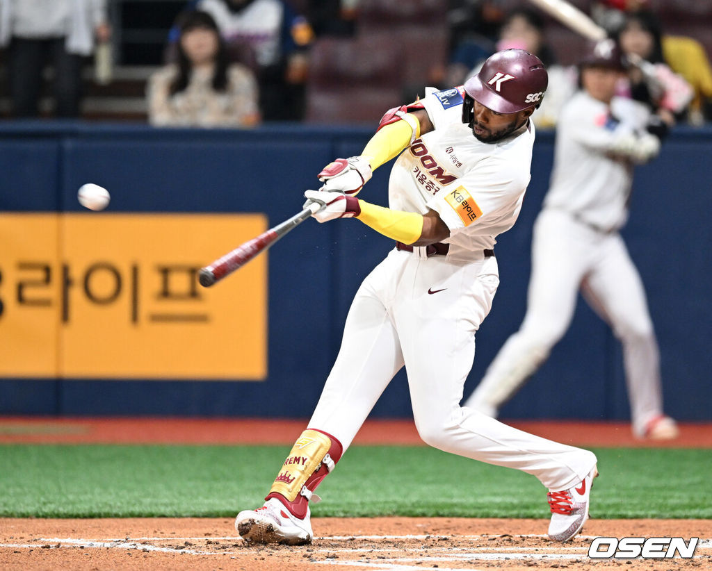 31일 오후 서울 고척스카이돔에서 ‘2024 신한 SOL Bank KBO리그’ 키움 히어로즈와 LG 트윈스의 경기가 열렸다.2회말 2사 1루에서 키움 도슨이 우월 적시 2루타를 치고 있다. 2024.03.31 /sunday@osen.co.kr