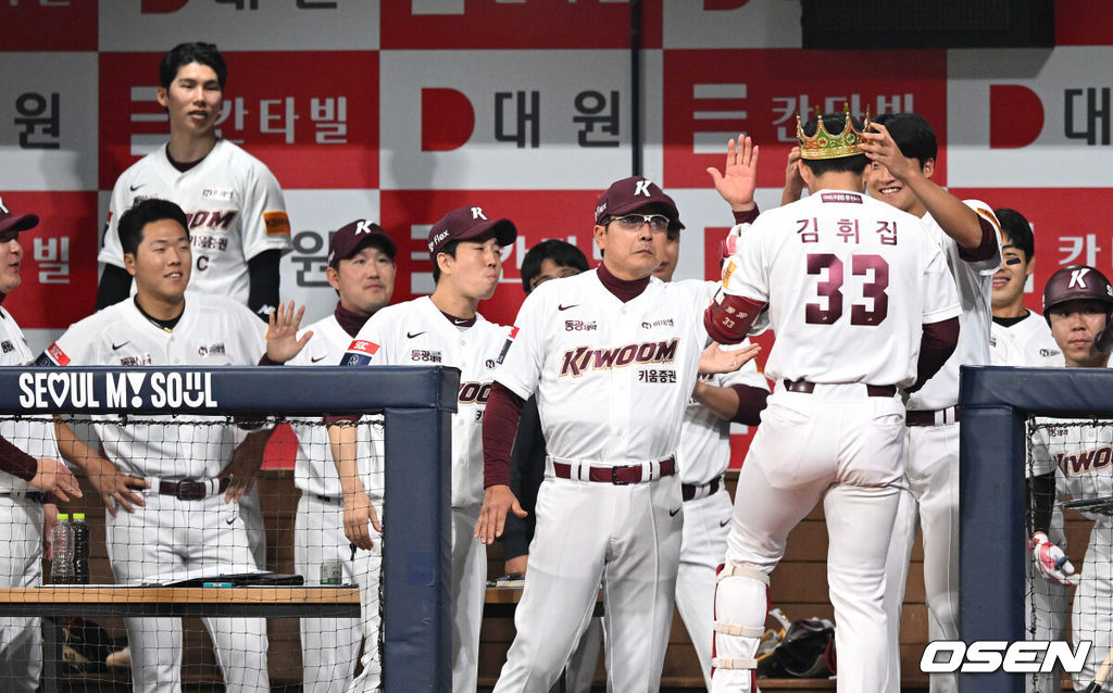 31일 오후 서울 고척스카이돔에서 ‘2024 신한 SOL Bank KBO리그’ 키움 히어로즈와 LG 트윈스의 경기가 열렸다.7회말 무사 만루에서 키움 김휘집이 만루 홈런을 치고 더그아웃에서 환호하고 있다. 2024.03.31 /sunday@osen.co.kr