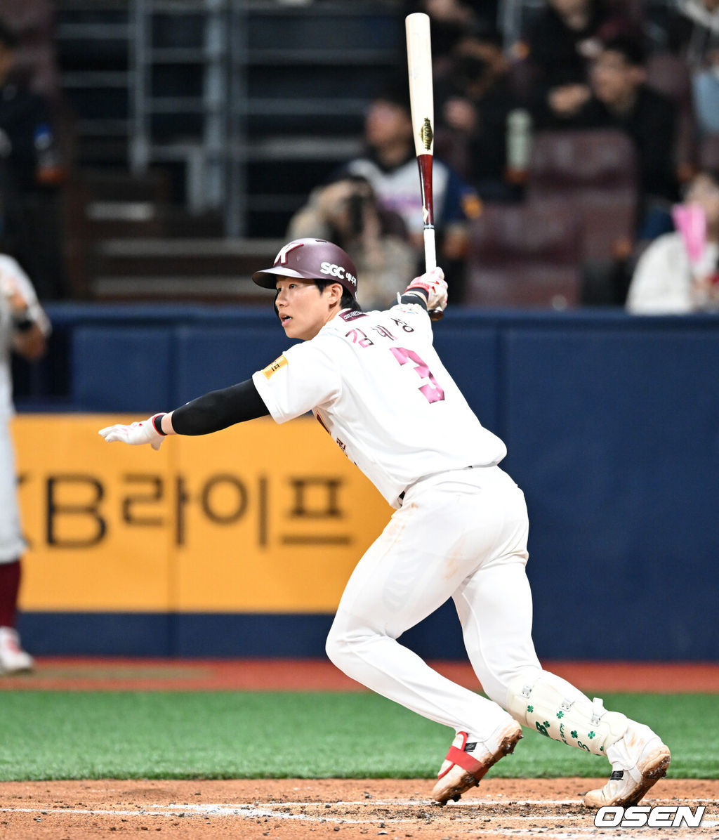 31일 오후 서울 고척스카이돔에서 ‘2024 신한 SOL Bank KBO리그’ 키움 히어로즈와 LG 트윈스의 경기가 열렸다.4회말 2사 1루에서 키움 김혜성이 좌중간 적시 2루타를 치고 있다. 2024.03.31 /sunday@osen.co.kr