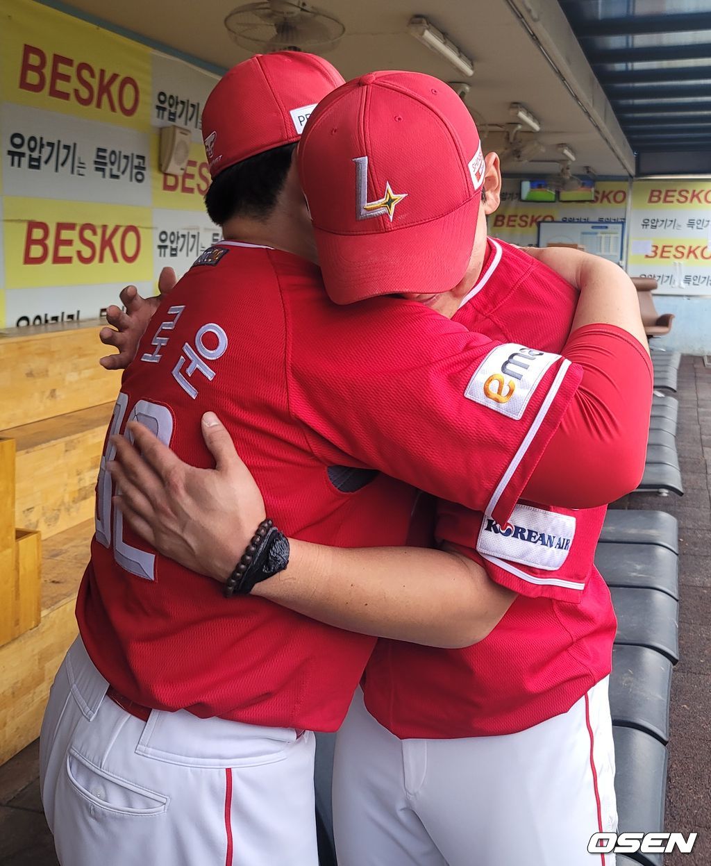 31일 대구 삼성전에서 연장 11회 결승 홈런을 터뜨린 SSG 전의산이 승리 투수가 된 이로운과 진한 포옹을 나누고 있다. /what@osen.co.kr