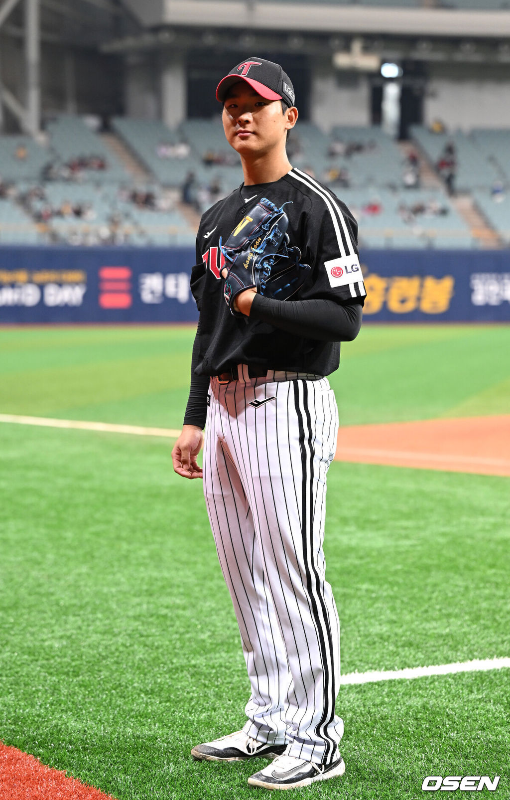 31일 오후 서울 고척스카이돔에서 ‘2024 신한 SOL Bank KBO리그’ 키움 히어로즈와 LG 트윈스의 경기가 열렸다.경기에 앞서 LG 트윈스 내야수 손호영과 1대1 트레이드로 새롭게 합류한 투수 우강훈이 포토타임을 가졌다2024.03.31 /sunday@osen.co.kr