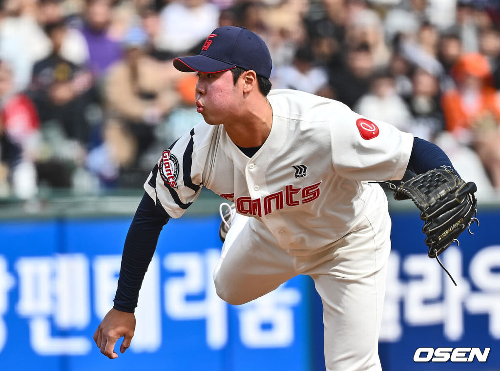 17일 부산 사직구장에서 2024 신한 SOL 뱅크 KBO 리그 롯데 자이언츠와 한화 이글스의 시범경기가 열렸다. 롯데 자이언츠 전미르가 역투하고 있다. 2024.03.17 / foto0307@osen.co.kr