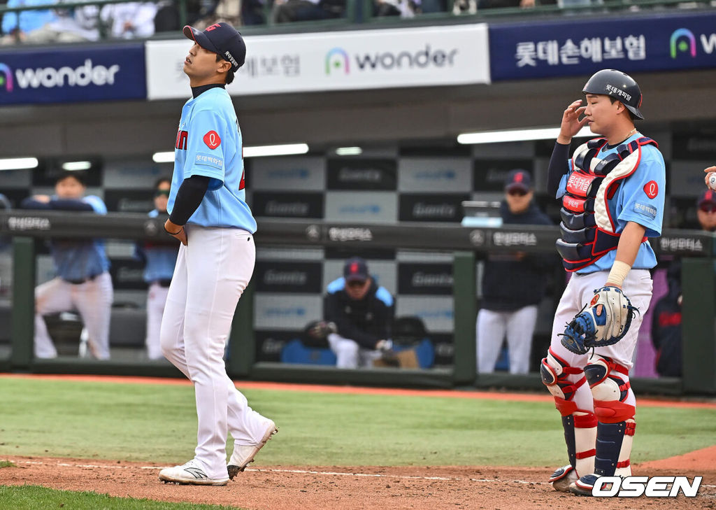 31일 부산 사직구장에서 2024 신한 SOL 뱅크 KBO 리그 롯데 자이언츠와 NC 다이노스의 경기가 열렸다. 롯데 자이언츠 구승민과 정보근이 8회초 2사 만루 NC 다이노스 천재환에게 2타점 좌중전 적시타를 맞고 아쉬워하고 있다. 2024.03.31 / foto0307@osen.co.kr