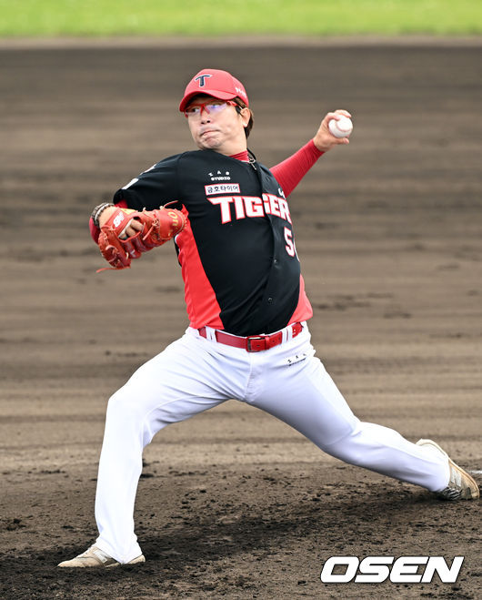 3일 일본 오키나와 구시카와 구장에서 롯데 자이언츠와 KIA 타이거즈의 스프링캠프 연습게임이 열렸다.1회말 KIA 선발 양현종이 힘차게 공을 던지고 있다. 2024.03.03 /cej@osen.co.kr