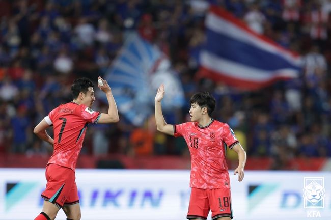 [사진] 태국전에서 골을 합작해낸 손흥민과 이강인 / 대한축구협회 제공.