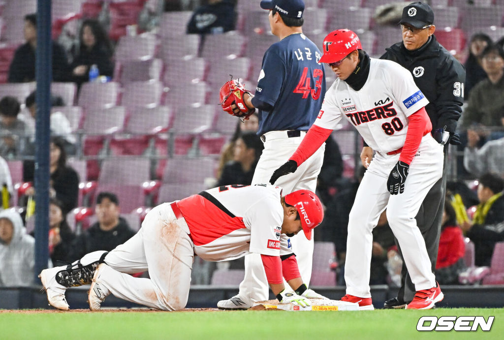 27일 광주-기아 챔피언스필드에서 '2024 프로야구 SOL bank KBO리그' KIA 타이거즈와 롯데 자이언츠와의 경기가 진행됐다.3회말 1사 안타 날린 KIA 황대인이 귀루 과정서 부상 당하며 쓰러져 있다.  2024.03.27 / soul1014@osen.co.kr