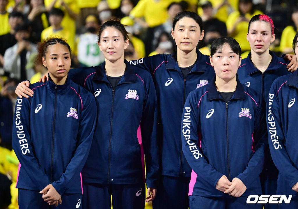 여자 프로배구 현대건설이 드디어 V리그 정상의 자리에 올랐다. 현대건설은 1일 오후 인천 부평구 인천삼산월드체육관에서 열린 ‘도드람 2023~2024 V-리그’ 여자부 챔피언결정전 3차전 경기에서 흥국생명을 세트 스코어 3-2(22-25 25-17 23-25 25-23 15-7)로 꺾고 승리했다. 현대건설은 챔피언결정전 1-3차전 모두 풀세트 혈전 끝에 지난 2010-2011시즌 이후 13년 만에 통합우승을 달성했다.경기 종료 후 흥국생명 레이나, 김수지, 김연경, 윌로우가 기념촬영을 하고 있다. 2024.04.01 / ksl0919@osen.co.kr