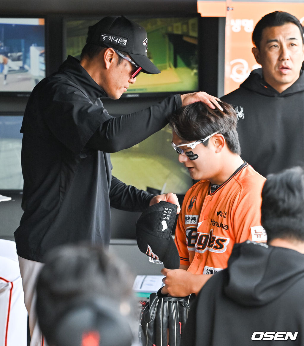 7회초 이닝종료 후 한화 박승민 투수 코치가 김서현의 머리를 쓰다듬고 있다. 2024.03.31 / soul1014@osen.co.kr