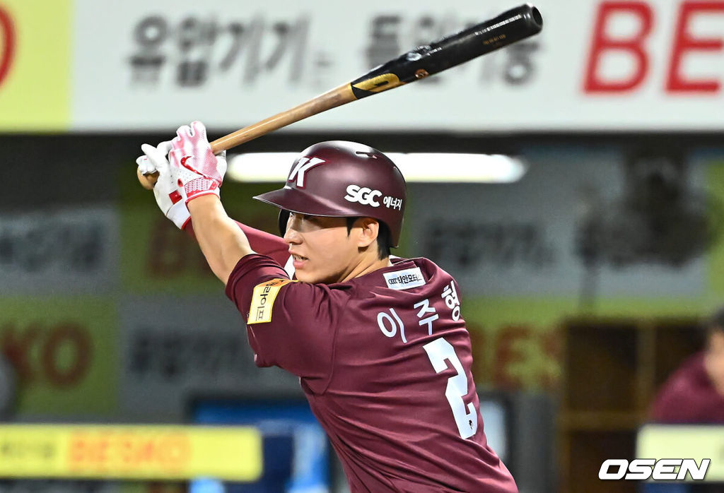 2일 대구 삼성라이온즈파크에서 2024 신한 SOL 뱅크 KBO 리그 삼성 라이온즈와 키움 히어로즈의 경기가 열렸다. 7년 차 우완 김선기를 선발로 내세운 키움 히어로즈와 시즌 첫 맞대결 벌이는 삼성 라이온즈는 ‘푸른피 에이스’ 원태인을 선발로 올렸다.키움 히어로즈 이주형이 5회초 2사 우익수 옆을 가르는 3루타를 치고 있다. 2024.04.02 / foto0307@osen.co.kr