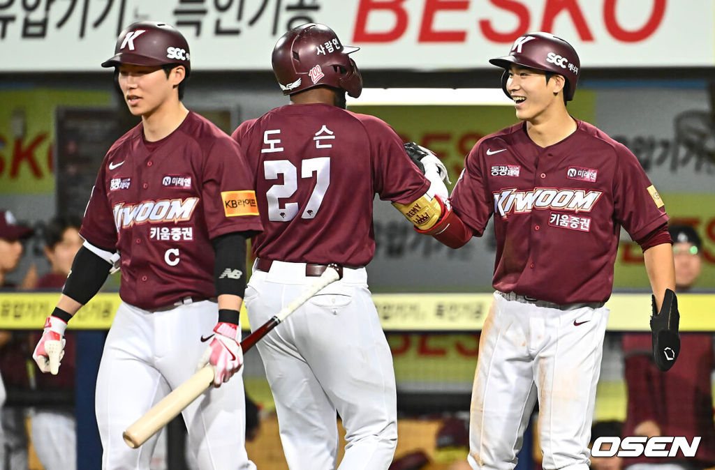 2일 대구 삼성라이온즈파크에서 2024 신한 SOL 뱅크 KBO 리그 삼성 라이온즈와 키움 히어로즈의 경기가 열렸다. 7년 차 우완 김선기를 선발로 내세운 키움 히어로즈와 시즌 첫 맞대결 벌이는 삼성 라이온즈는 ‘푸른피 에이스’ 원태인을 선발로 올렸다.키움 히어로즈 도슨이 4회초 무사 1루 우월 2점 홈런을 치고 이주형과 기쁨을 나누고 있다. 2024.04.02 / foto0307@osen.co.kr