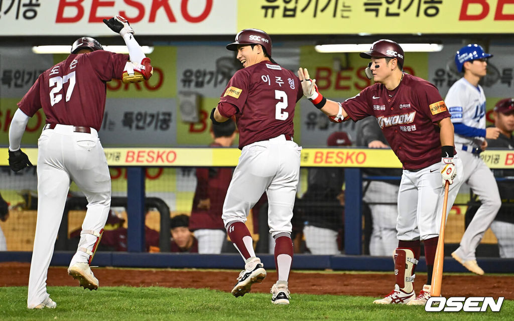 2일 대구 삼성라이온즈파크에서 2024 신한 SOL 뱅크 KBO 리그 삼성 라이온즈와 키움 히어로즈의 경기가 열렸다. 7년 차 우완 김선기를 선발로 내세운 키움 히어로즈와 시즌 첫 맞대결 벌이는 삼성 라이온즈는 ‘푸른피 에이스’ 원태인을 선발로 올렸다.키움 히어로즈 도슨이 4회초 무사 1루 우월 2점 홈런을 치고 이주형과 기쁨을 나누고 있다. 2024.04.02 / foto0307@osen.co.kr