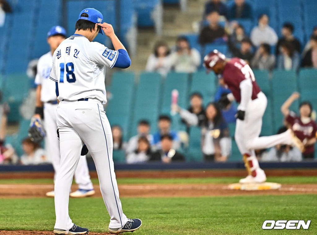 2일 대구 삼성라이온즈파크에서 2024 신한 SOL 뱅크 KBO 리그 삼성 라이온즈와 키움 히어로즈의 경기가 열렸다. 7년 차 우완 김선기를 선발로 내세운 키움 히어로즈와 시즌 첫 맞대결 벌이는 삼성 라이온즈는 ‘푸른피 에이스’ 원태인을 선발로 올렸다.삼성 라이온즈 원태인이 4회초 무사 1루 키움 히어로즈 도슨에게 우월 2점 홈런을 맞고 아쉬워하고 있다. 2024.04.02 / foto0307@osen.co.kr