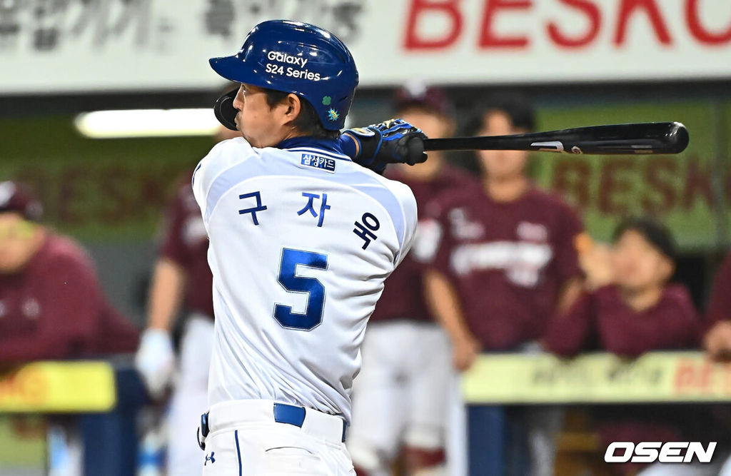 2일 대구 삼성라이온즈파크에서 2024 신한 SOL 뱅크 KBO 리그 삼성 라이온즈와 키움 히어로즈의 경기가 열렸다. 7년 차 우완 김선기를 선발로 내세운 키움 히어로즈와 시즌 첫 맞대결 벌이는 삼성 라이온즈는 ‘푸른피 에이스’ 원태인을 선발로 올렸다.삼성 라이온즈 구자욱이 8회말 2사 2, 3루 2타점 우중간 가르는 적시 2루타를 치고 있다. 2024.04.02 / foto0307@osen.co.kr