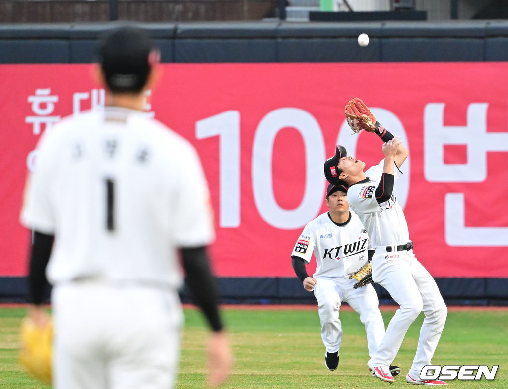 1회초 2사 2, 3루 KT 2루수 천성호가 KIA 이우성의 플라이 타구를 잡아내고 있다. 2024.04.02 / ksl0919@osen.co.kr