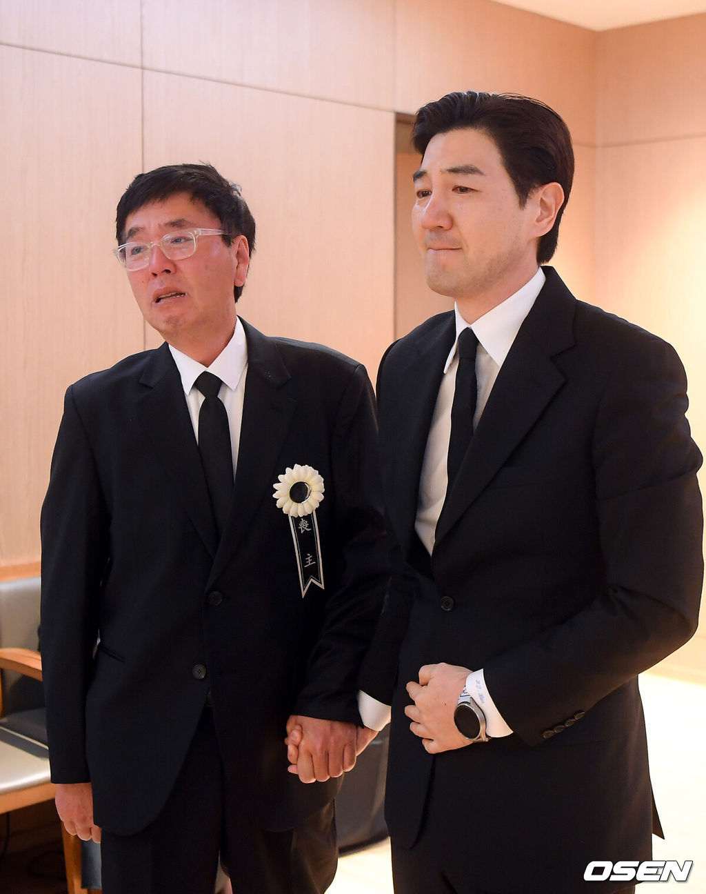 [OSEN=사진팀] 원로가수 고(故) 현미(본명 김명선)의 빈소가 7일 서울 중앙대학교병원 장례식장에 차려졌다. 가수 고(故) 현미의 장례식은 사단법인 대한가수협회장으로 거행된다.한상진이 故 현미의 아들 이영곤을 위로하고 있다. 2023.04.07 /photo@osen.co.kr<사진=사진공동취재단>