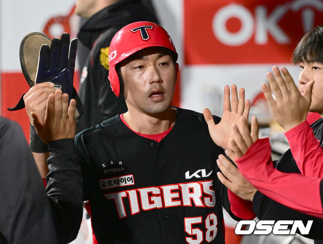 2일 오후 경기 수원시 KT위즈파크에서 ‘2024 신한 SOL Bank KBO리그’ KT 위즈와 KIA 타이거즈의 경기가 열렸다.이날 KT와 KIA는 고영표, 양현종이 선발로 등판해 맞대결을 펼쳤다.8회초 2사 1, 2루 KIA 한준수의 1타점 적시타 때 2루 주자 서건창이 득점을 올린 뒤 더그아웃에서 동료선수들과 기쁨을 나누고 있다. 2024.04.02 / ksl0919@osen.co.kr