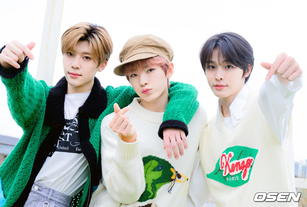 NCT WISH(엔시티 위시: 시온·유우시·리쿠·사쿠야·료·재희)가 지난 2일 서울 성동구 한 카페에서 OSEN과 ‘Wishfull DAY’ 인터뷰를 가졌다.NCT WISH 시온, 유우시, 리쿠가 인터뷰에 앞서 포즈를 취하고 있다. 2024.04.03 /cej@osen.co.kr