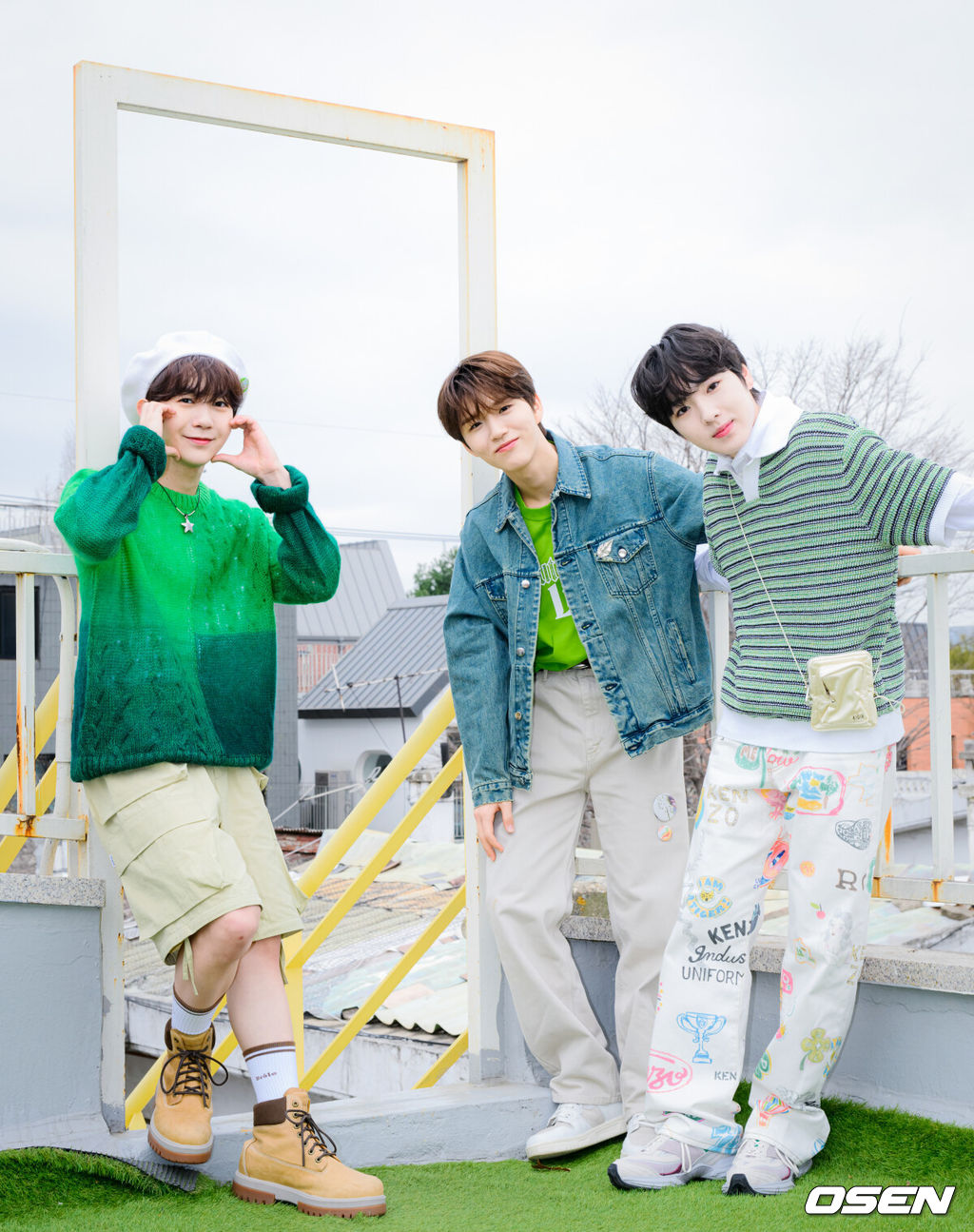 NCT WISH(엔시티 위시: 시온·유우시·리쿠·사쿠야·료·재희)가 지난 2일 서울 성동구 한 카페에서 OSEN과 ‘Wishfull DAY’ 인터뷰를 가졌다.NCT WISH 료, 재희, 사쿠야가 인터뷰에 앞서 포즈를 취하고 있다. 2024.04.03 /cej@osen.co.kr