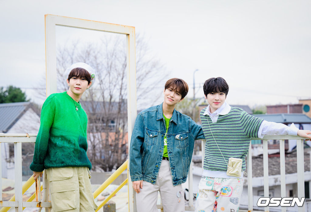 NCT WISH(엔시티 위시: 시온·유우시·리쿠·사쿠야·료·재희)가 지난 2일 서울 성동구 한 카페에서 OSEN과 ‘Wishfull DAY’ 인터뷰를 가졌다.NCT WISH 료, 재희, 사쿠야가 인터뷰에 앞서 포즈를 취하고 있다. 2024.04.03 /cej@osen.co.kr