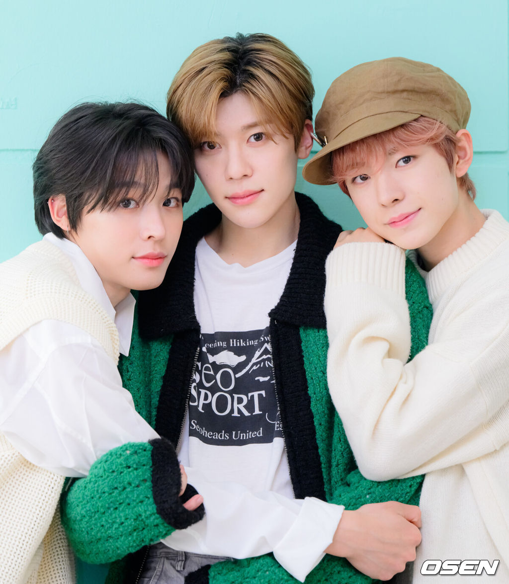 NCT WISH(엔시티 위시: 시온·유우시·리쿠·사쿠야·료·재희)가 지난 2일 서울 성동구 한 카페에서 OSEN과 ‘Wishfull DAY’ 인터뷰를 가졌다.NCT WISH 시온, 유우시, 리쿠가 인터뷰에 앞서 포즈를 취하고 있다. 2024.04.03 /cej@osen.co.kr