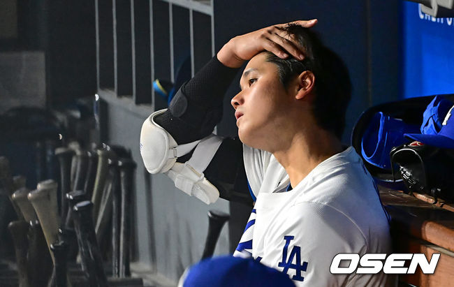 LA 다저스 오타니가 3회말 중견수 플라이 아웃으로 물러난 후 음료수를 마시며 경기를 지켜보고 있다. 2024.04.03 /jpnews@osen.co.kr