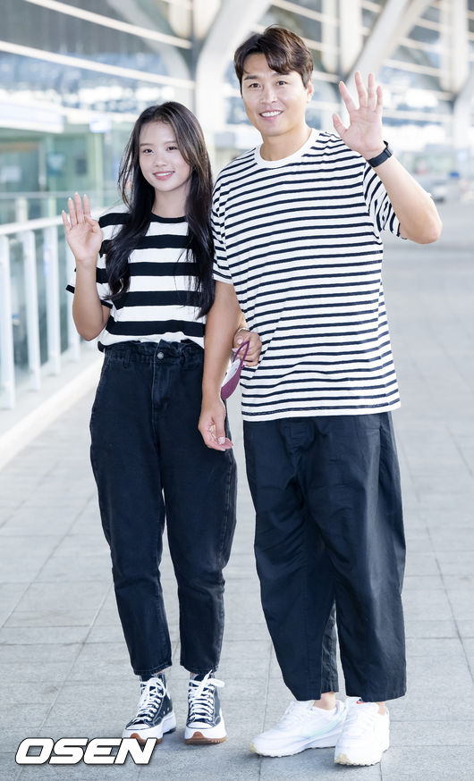 이동국과 이재시가 출국장으로 향하며 포즈를 취하고 있다. 2022.08.04 /rumi@osen.co.kr