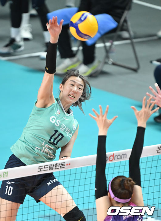 2일 오후 서울 중구 장충체육관에서 도드람 2023-2024 V리그 여자부 GS칼텍스와 흥국생명의 경기가 열렸다. 1세트 GS 강소휘가 강타를 하고 있다. 2024.02.02 / ksl0919@osen.co.kr