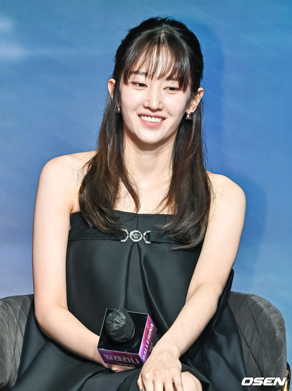 25일 오후 서울 마포구 호텔 나루에서 넷플릭스(Netflix) 영화 ‘발레리나’(감독 이충현) 제작보고회가 진행됐다.영화 '발레리나'는 경호원 출신 옥주(전종서 분)가 소중한 친구 민희(박유림 분)를 죽음으로 몰아간 최프로(김지훈 분)를 쫓으며 펼치는 아름답고 무자비한 감성 액션 복수극으로 오늘 10월 6일 공개된다.배우 전종서가 미소 짓고 있다.  2023.09.25  / soul1014@osen.co.kr